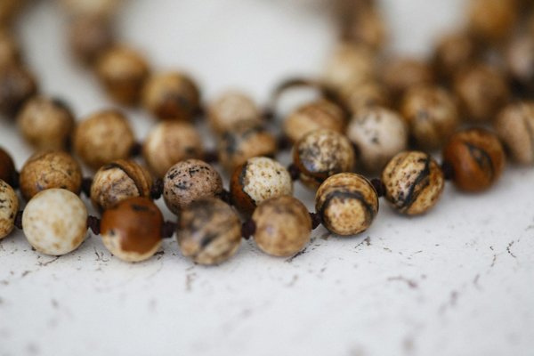 Colliers en pierre naturelle : entre style et bien-être